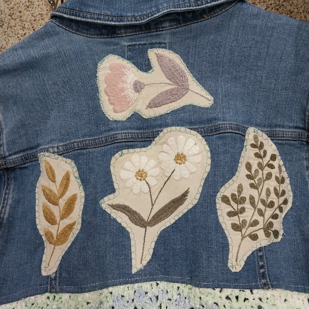 3757 Size 4/2X Upcycled Torrid Jean Tunic with Crochet Trim and Appluque Flowers - Picture 7 of 9